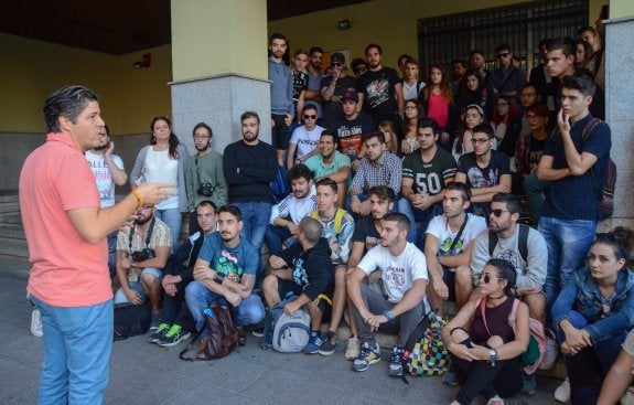 Los alumnos del IES Rodríguez Moñino concentrados ayer. :: c. m.