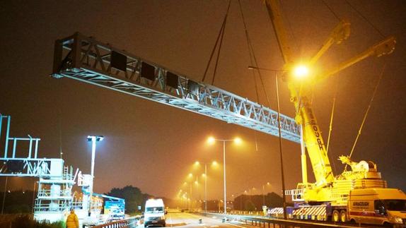 Trabajos de instalación de pórticos de autopistas del Grupo Render.