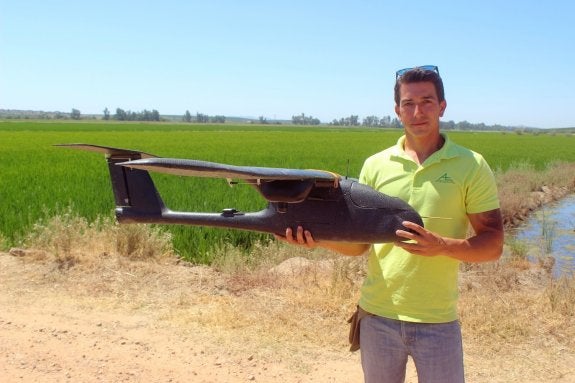 Dron de ala fija a punto de sobrevolar un cultivo de olivares en Conquista del Guadiana (Badajoz).