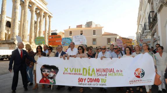 Manifestacion de la Federacion de Asociaciones de Salud Mental en Extremadura en su Dia Mundial.