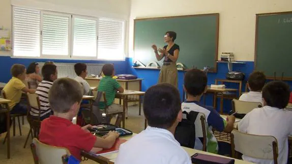 magen de archivo de una maestra impartiendo clase en un colegio de la región.