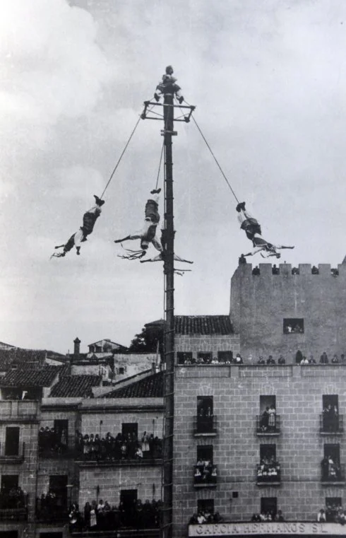 Los 'Indios voladores' en la Plaza Mayor en 1958. :: archivo marchena