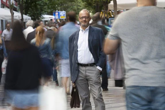 Ramón Adell, en una calle de Madrid. Sus cálculos chocan casi siempre con los intereses políticos. :: elvira megías