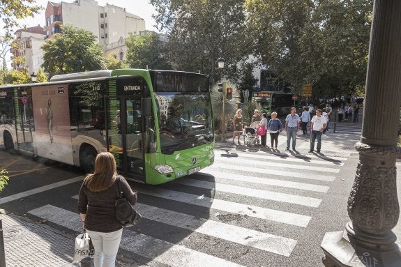 Un autobús urbano a su paso por el centro. :: jorge rey