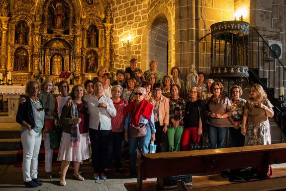 Las antiguas alumnas, en la iglesia de San Esteban. :: cedida