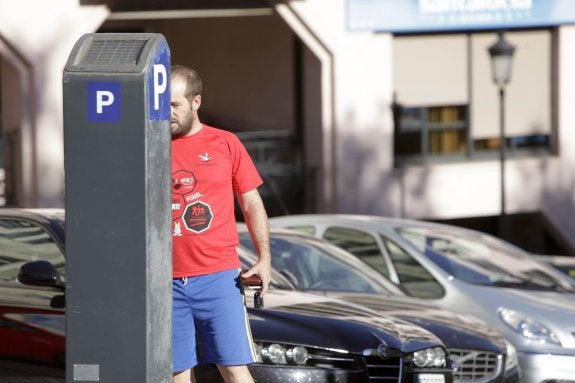 Un usuario de la zona azul se dispone a retirar el billete. :: l. cordero