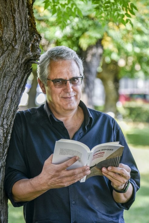 Jorge Márquez con su libro 'Trienios', en Badajoz. :: J. V. Arnelas