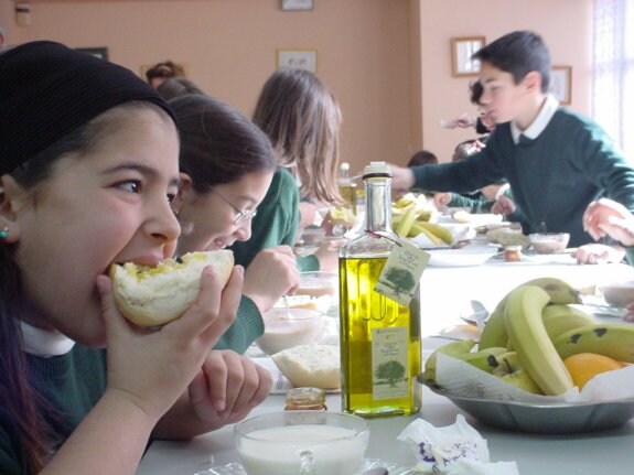 Imagen de archivo de un desayuno saludable en un colegio de la región. :: hoy