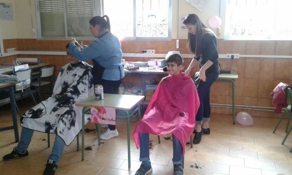 Dos alumnos pasando por la solidaria peluquería. :: vanesa