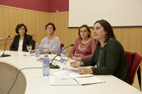 Pilar López Ávila, Pilar Galán, Irene Sánchez Carrón y Pilar Alcántara debatieron sobre literatura. :: l. c. 