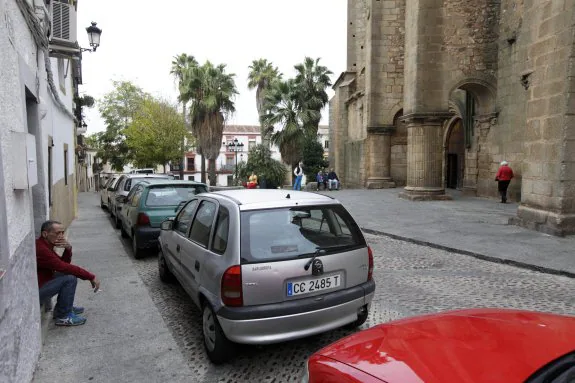 El estacionamiento de vehículos en Santiago quedará limitado a los vecinos. :: LORENZO CORDERO