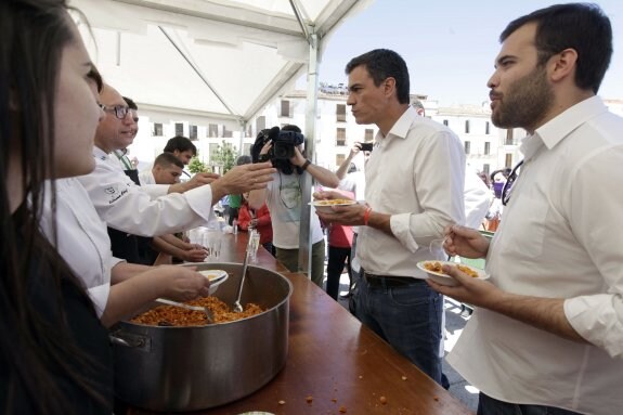 Salaya y Pedro Sánchez, en mayo de 2015 en la Plaza Mayor, en un acto de la capital gastronómica. hoy