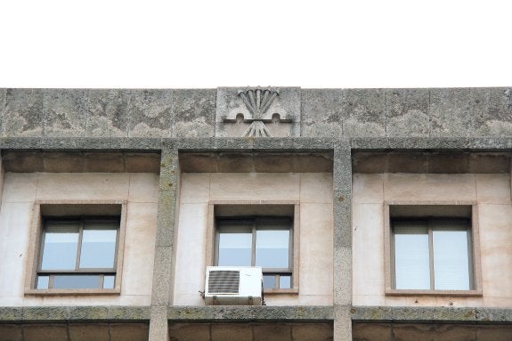 Edificio sindical, donde se mantienen el yugo y las flechas. :: hoy