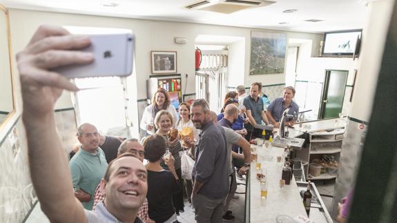 Pizarro se hace un ‘selfie’ con sus invitados en el bar Antonio