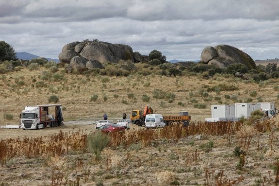 En este paraje, situado junto a la charca del Barrueco de Arriba, se levanta desde ayer el campamento base del rodaje. :: lorenzo cordero