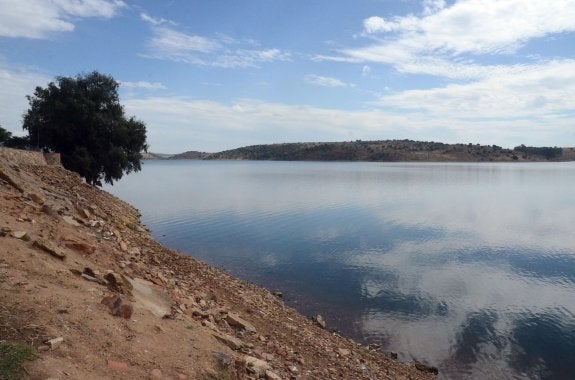 Zona del embalse de Alange donde se ubicaría el aeródromo. :: hoy