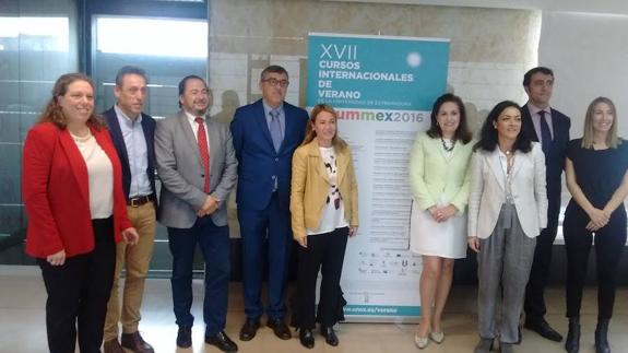 Representantes de Ciudades Patrimonio, Directores del curso, Alcaldesa de Cáceres, y Vicerrectora de Extensión Universitaria