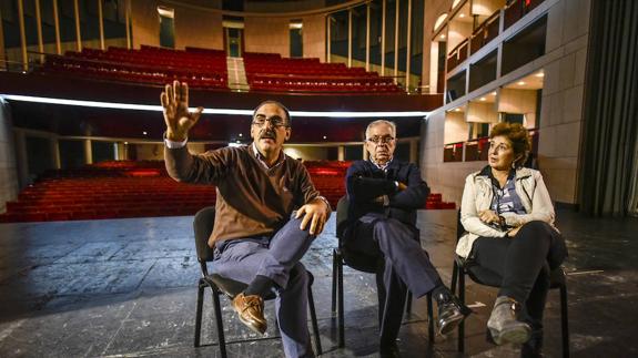 El profesor de la UEx Ángel Suárez, el director del López de Ayala Miguel Murillo y la investigadora Ana González sobre las tablas del teatro López de Ayala.