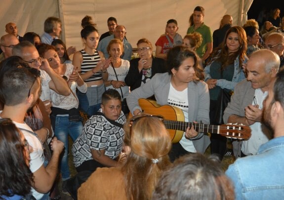 Ambiente del festival flamenco junto al santuario de la Virgen. 