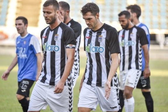 Parada y Gabri, cabizbajos tras el empate con el Azuaga. 