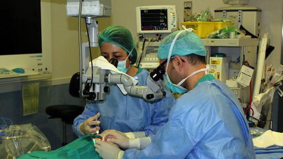 magen de archivo de cirujanos del complejo pacense durante un trasplante de córnea.