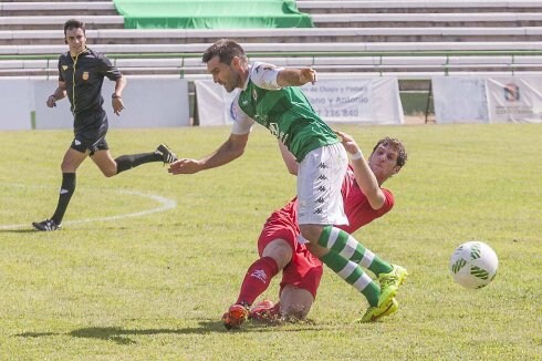 Molina, que podría actuar hoy de central, lucha un balón dividido con Dani, del Arroyo. :: j. rey