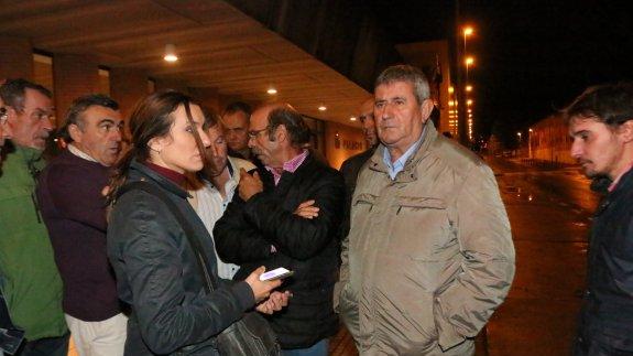 Lorenzo Ramos, junto a Cati García, de UPA-UCE, y otras personas esperando en el juzgado.