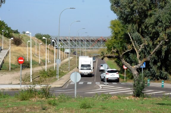 Varios vehículos transitan por un tramo de la carretera que se va a mejorar. :: brígido