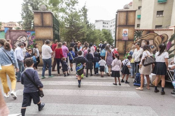 Primer día de clase del presente curso escolar en un centro educativo de Cáceres. :: hoy