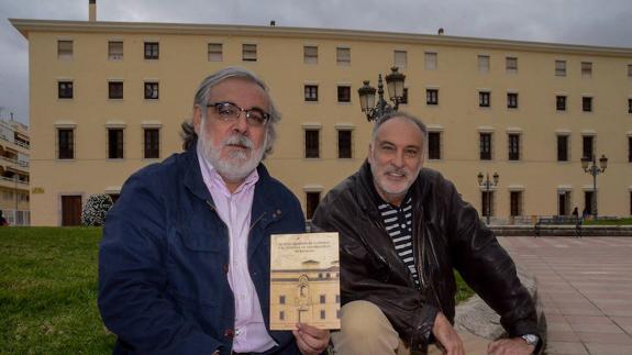 Julián García Blanco y Javier Teijeiro son los autores del libro sobre la manzana del hospital.