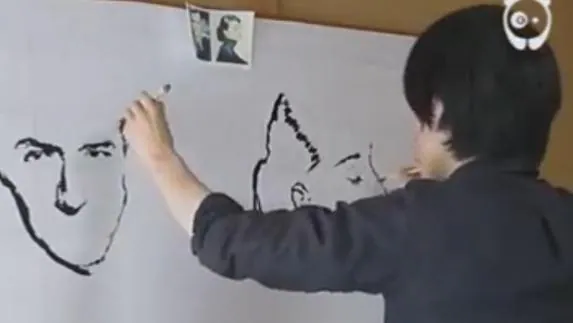 Un artista japonés dibuja dos retratos a la vez