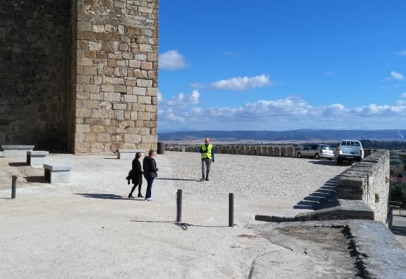 Visitantes intentando acceder al castillo. :: JSP