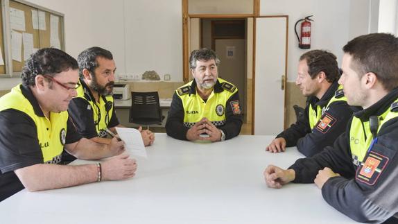 Antonio Nogales, segundo jefe, imparte cursos entre la policia local para mejorar la antención ciudadana.