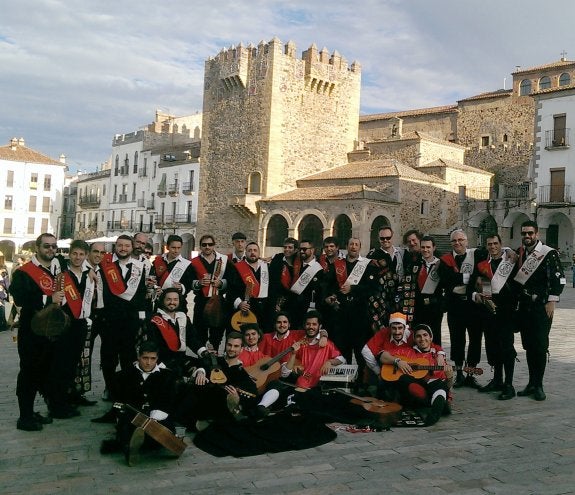 Integrantes de la Tuna de Magisterio de Cáceres, en la Plaza Mayor. :: hoy