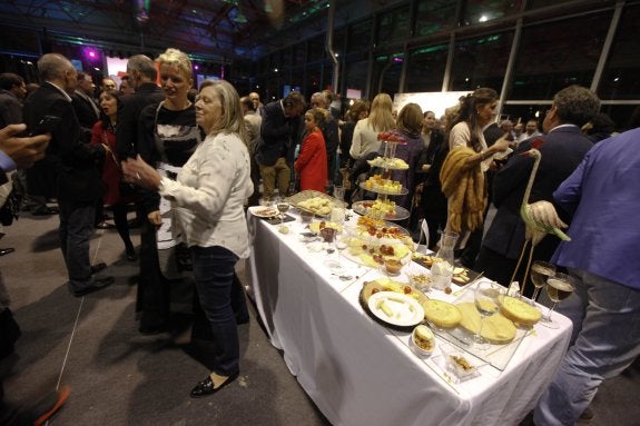 María Lemus posa, ante la 'isla del queso' para uno de los muchos selfis que concedió a lo largo de la noche .