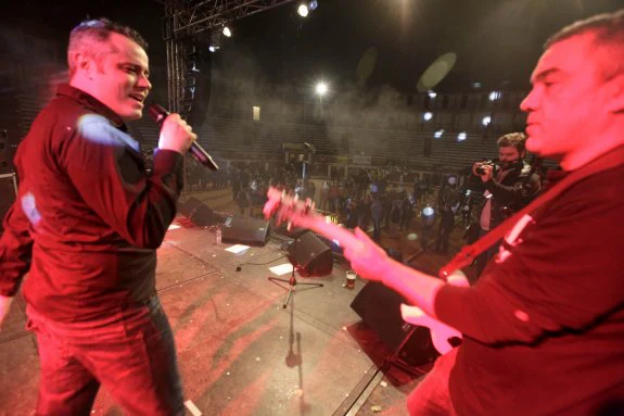 La lluvia deslucó el concierto en favor de Iker en la plaza de toros