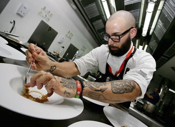 El cocinero trabaja en el departamento de innovación de Atrio. :: facebook de alberto montes