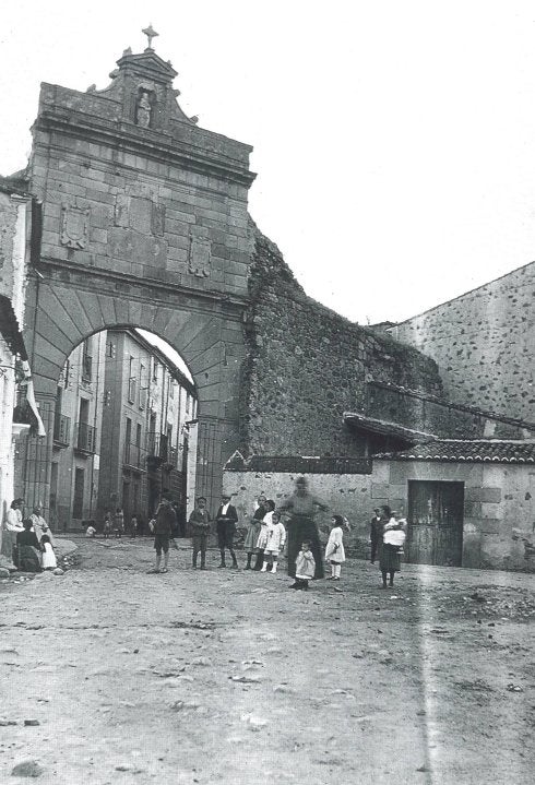 Plasencia, la Puerta del Sol, en 1909. ::  Martín Gil