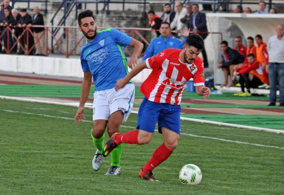 Christian Beltrán fue protagonista con el tercer gol local. :: e. d.