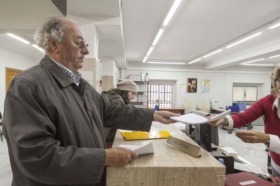 Manuel Méndez, entrega las firmas en el Ayuntamiento. :: J. REY