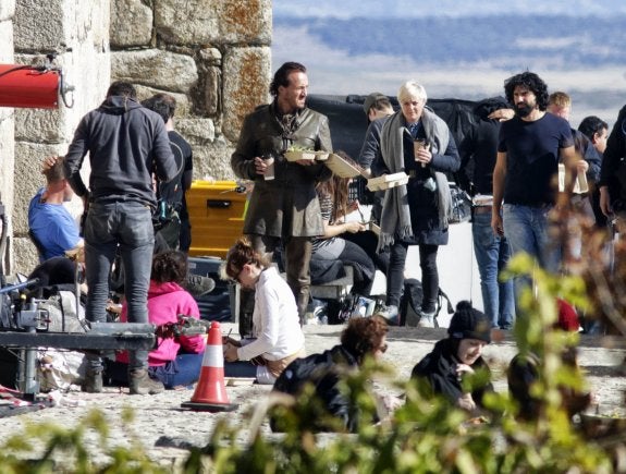 El actor Jerome Flynn durante el receso de la comida el martes en el castillo de Trujillo. :: l. cordero