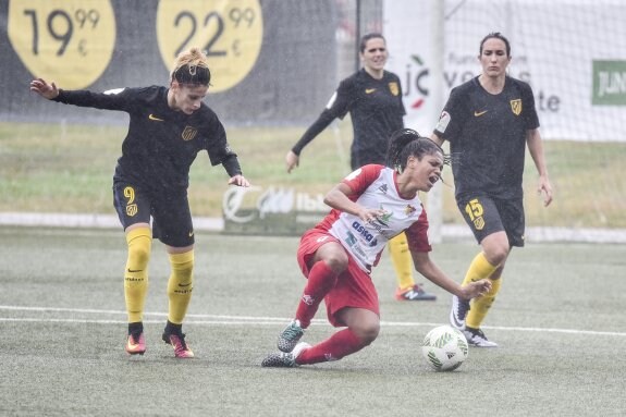 Vania cae al suelo tras recibir una patada de Esther y tuvo que ser sustituida lesionada. :: J. V. ARNELAS