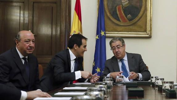El ministro del Interior, Juan Ignacio Zoido (d), junto al nuevo secretario de Estado de Seguridad, José Antonio Nieto (c), y el nuevo director de la Policía Nacional, Germán López Iglesias (i), momentos antes del acto de toma de posesión 