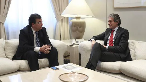 El presidente de Extremadura, Guillermo Fernández Vara, con el ministro de Fomento, Íñigo de la Serna.