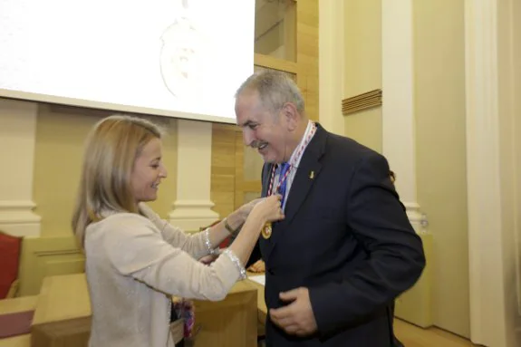 La alcaldesa, Elena Nevado, entrega la medalla a Juan Carlos Fernández Rincón. :: lorenzo cordero