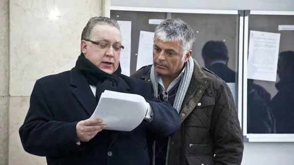 Cortés y su abogado, conociendo la sentencia del caso en 2012.