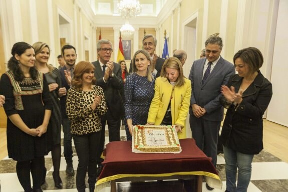 La alcaldesa recibió una tarta conmemorativa de los 30 años. :: j.r.