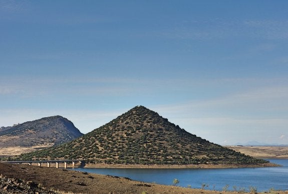 Cerro Masatrigo, fotografiado desde el lado sur, camino de Cabeza del Buey. :: E. R.