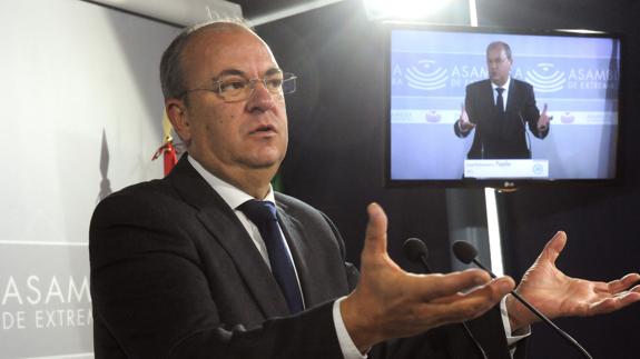 José Antonio Monago durante la rueda de prensa ofrecida en la Asamblea