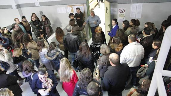 Opositores en un proceso selectivo del SES esperan para entrar a realizar el examen.